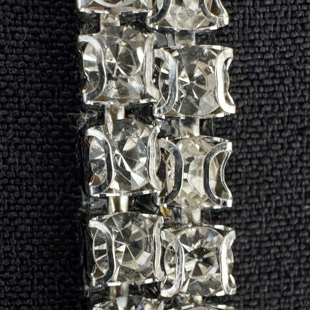 Pearl-Strand Mini Dress – Chic &amp; Confident